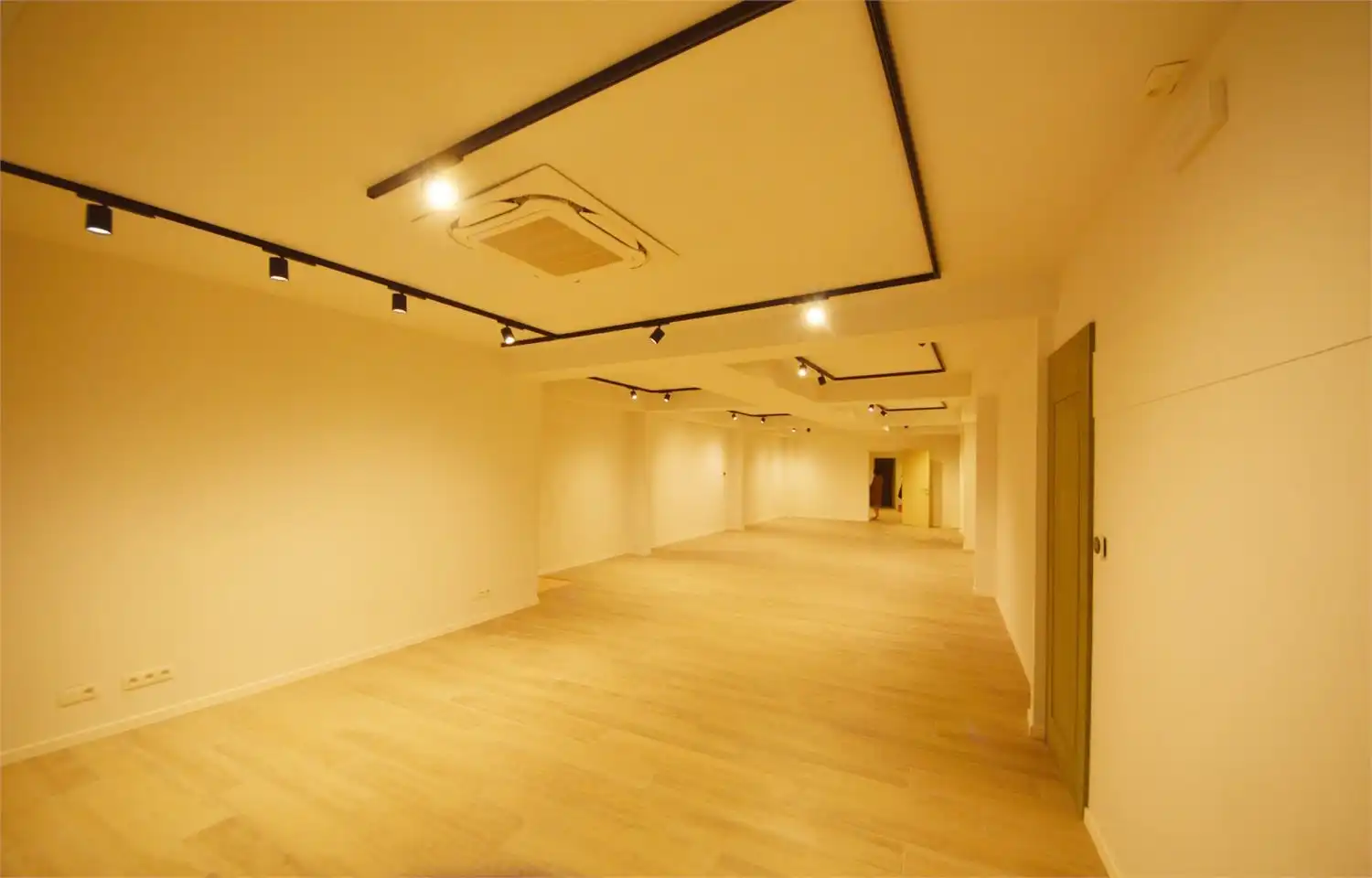 COMPLEET VERNIEUWD INSTAPKLAAR WINKELPAND foto 5