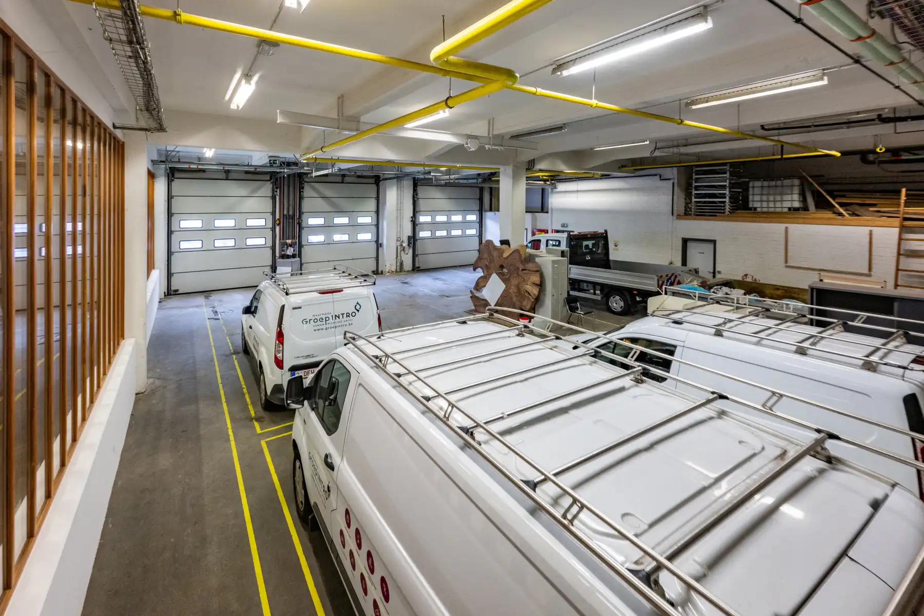 Ruim en veelzijdig bedrijfspand met parking en opslag foto 7