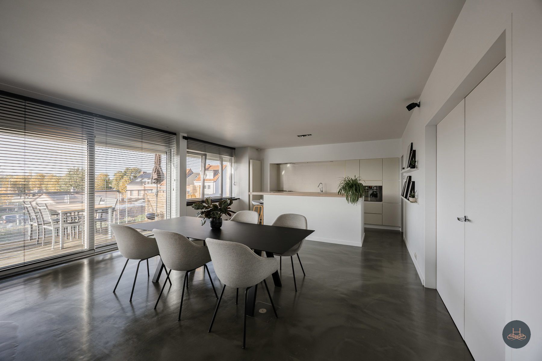 Prachtig gerenoveerd appartement met groot terras te Rumst foto {{pictureIndex}}