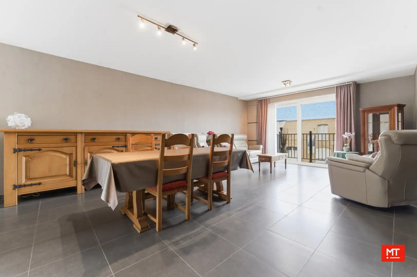 IN OPTIE VIA ONS KLANTENBESTAND - Instapklaar appartement met 2 slpk, zonnige balkons en garage in de dorpskern van Beselare foto 4