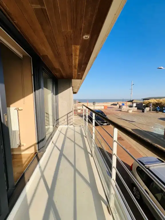 Luxueus appartement met breed terras en zijdelings zeezicht foto {{pictureIndex}}