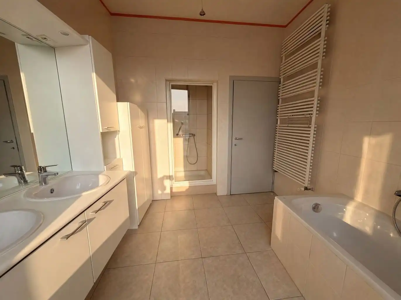 Zeer ruim 2-slaapkamer appartement met groot terras in het centrum van Bree.  foto 8