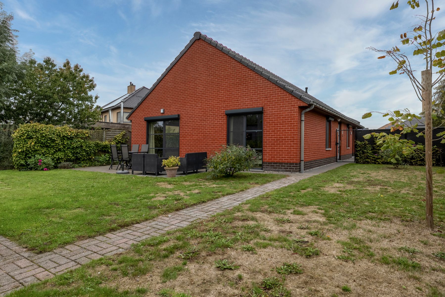 Bungalow met 3 slaapkamers, garage en tuin te koop! foto 23