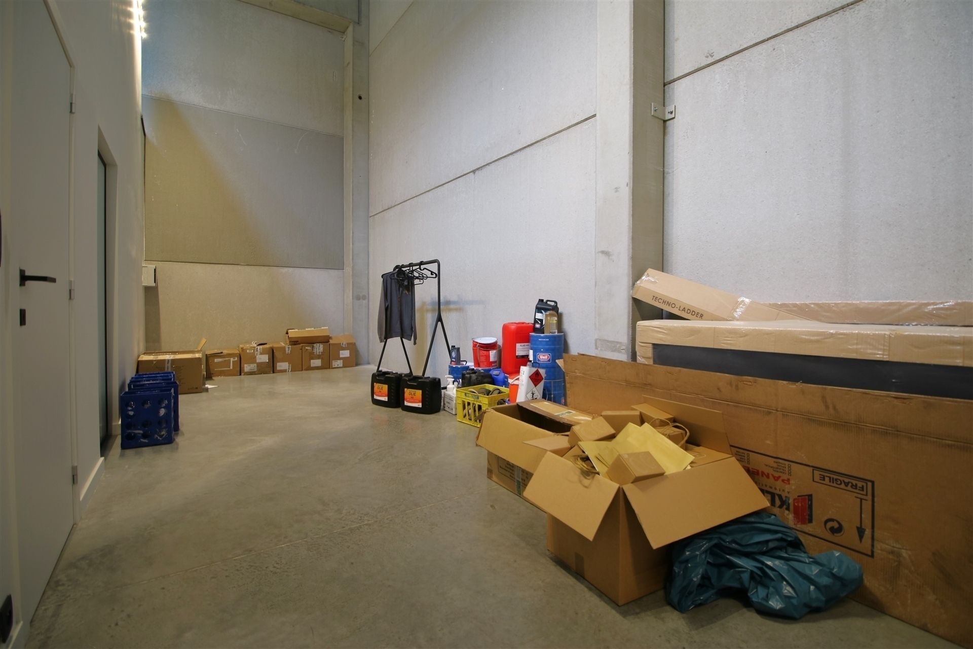 Ingerichte KMO-unit met burelen en magazijnen foto 19