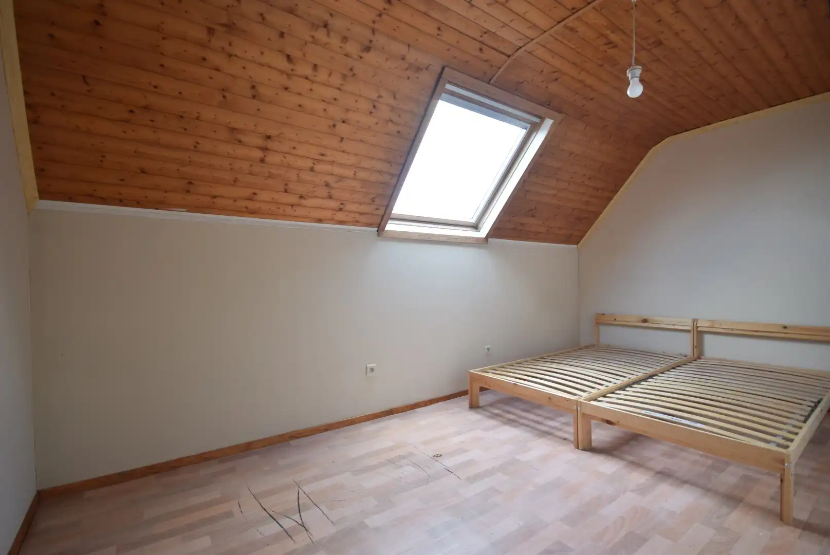 Instapklare rijwoning met ruime tuin en twee slaapkamers te Roeselare foto 6