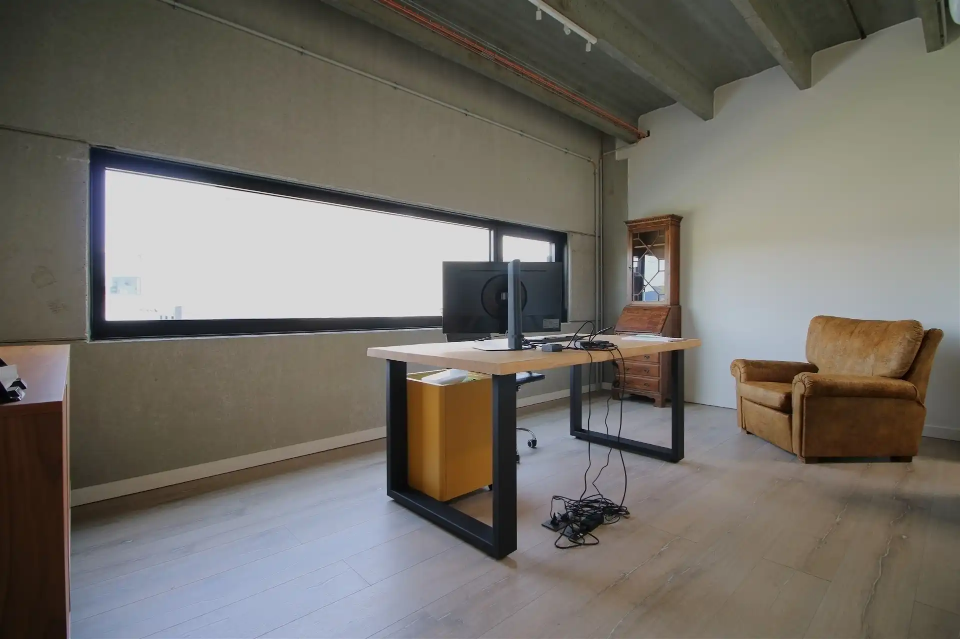 Ingerichte KMO-unit met burelen en magazijnen foto 23