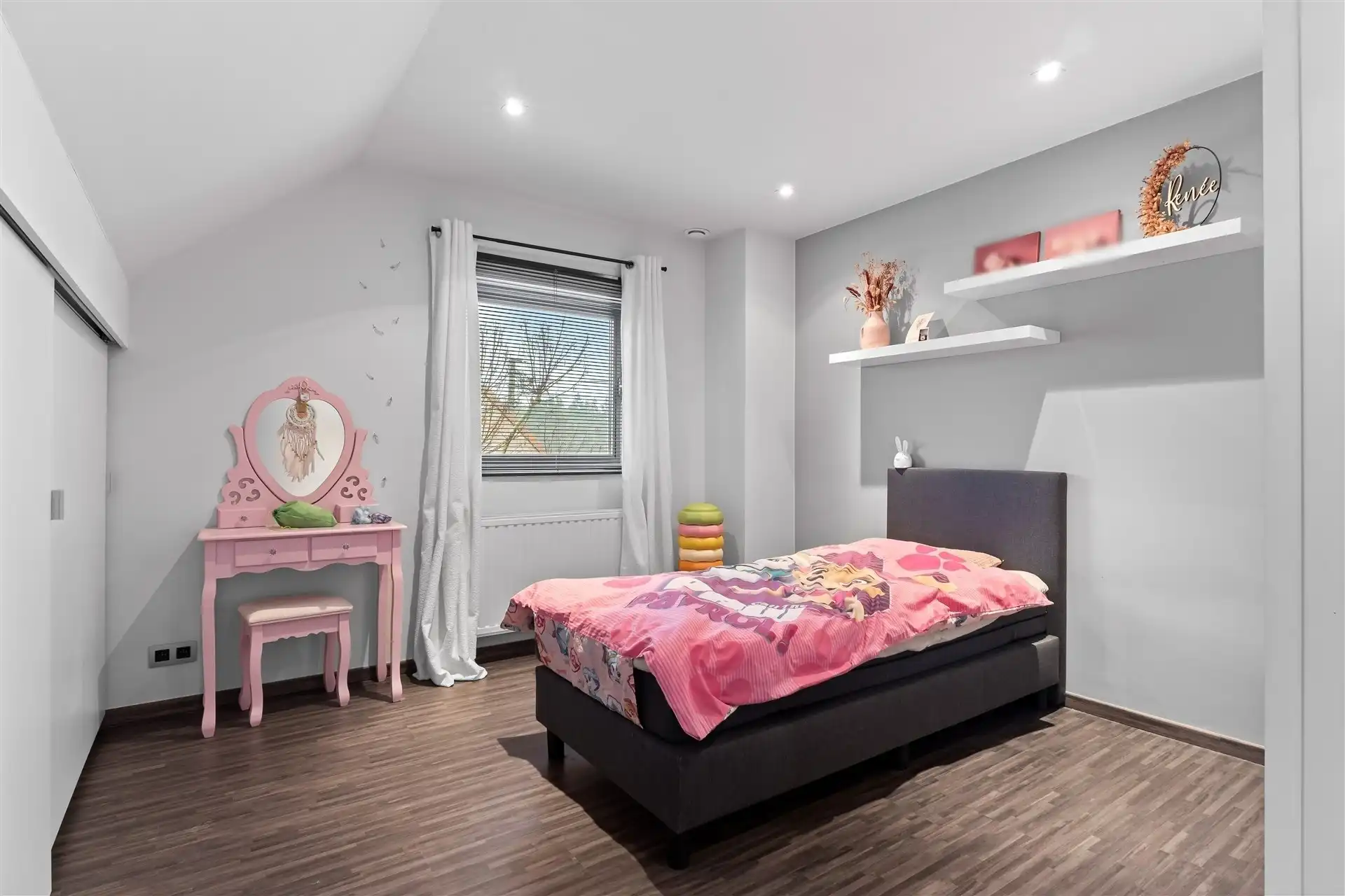 Recente halfopen bebouwing uit 2010, instapklaar met tuin en zwembad. foto 21