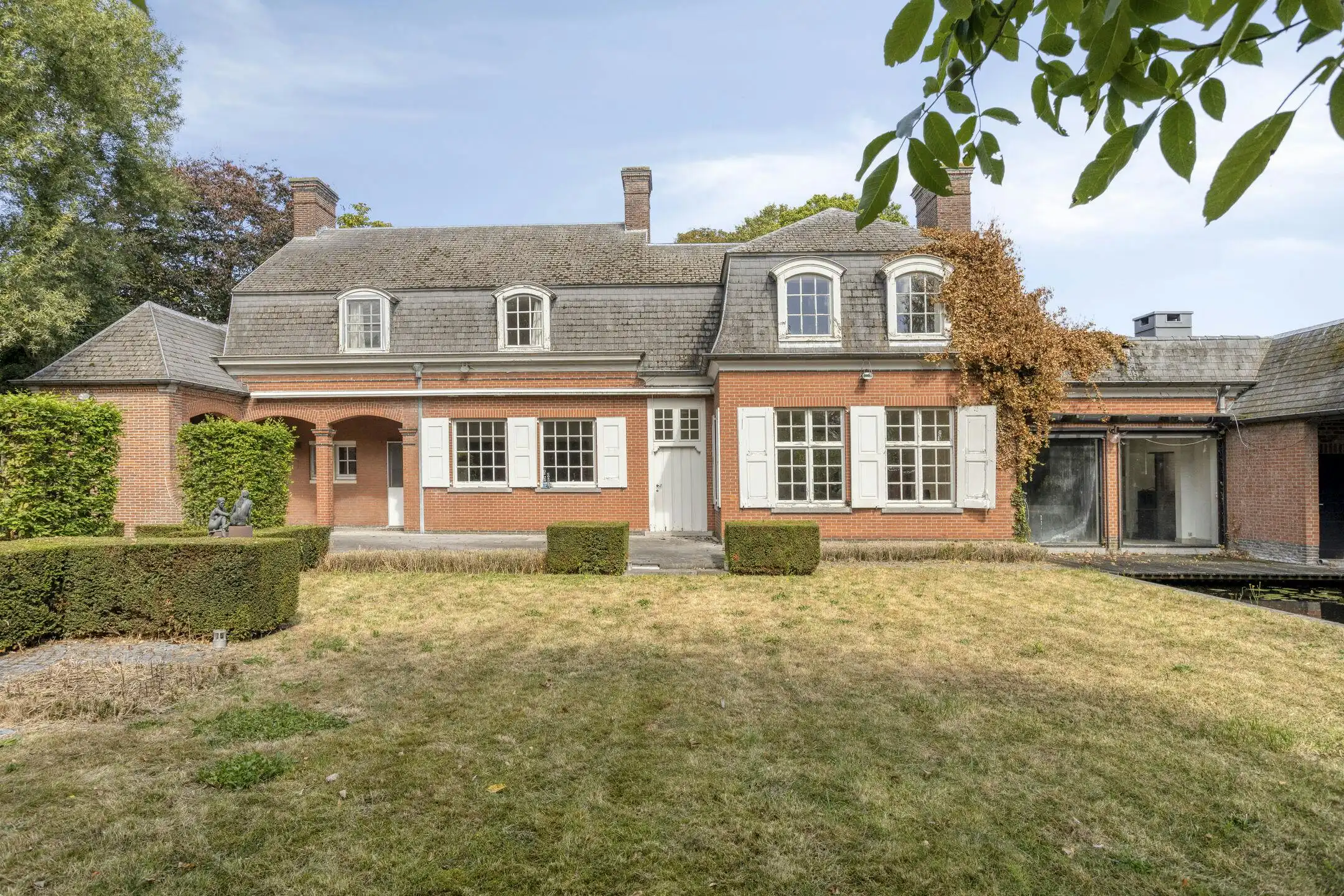 Unieke villa te koop in Zwevezele met prachtige tuin foto 9