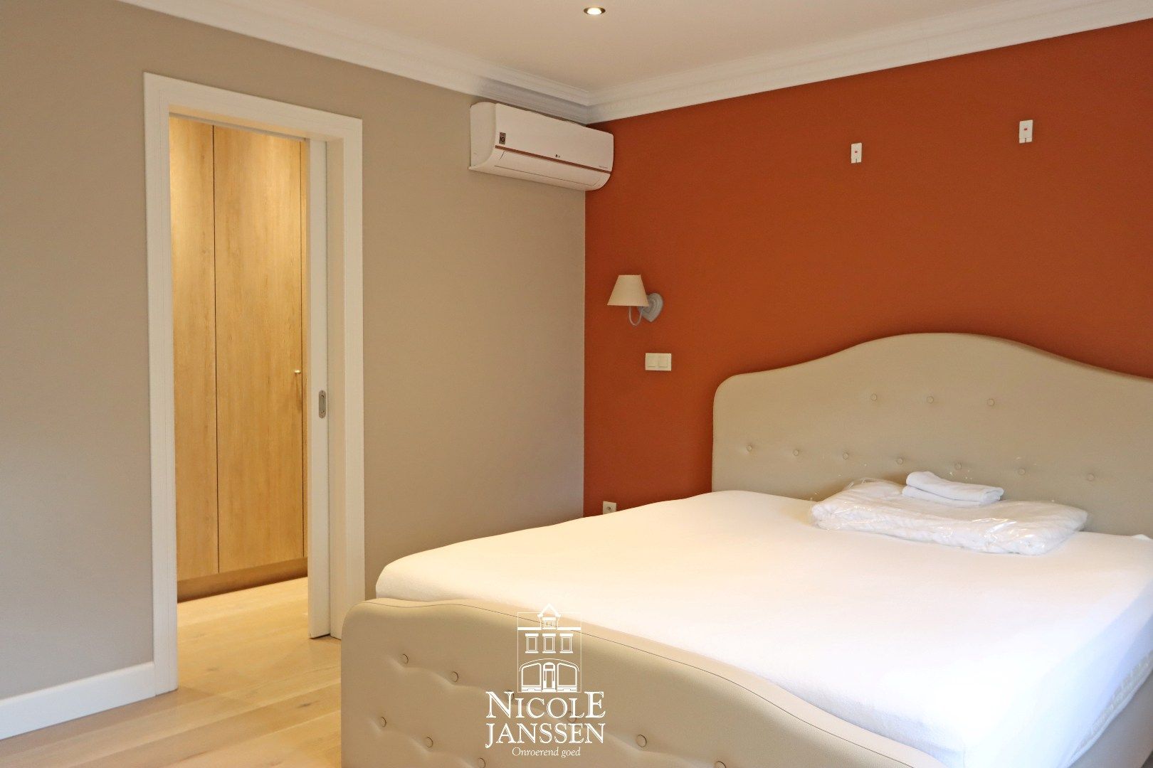 Ruime halfvrijstaande woning  foto 14