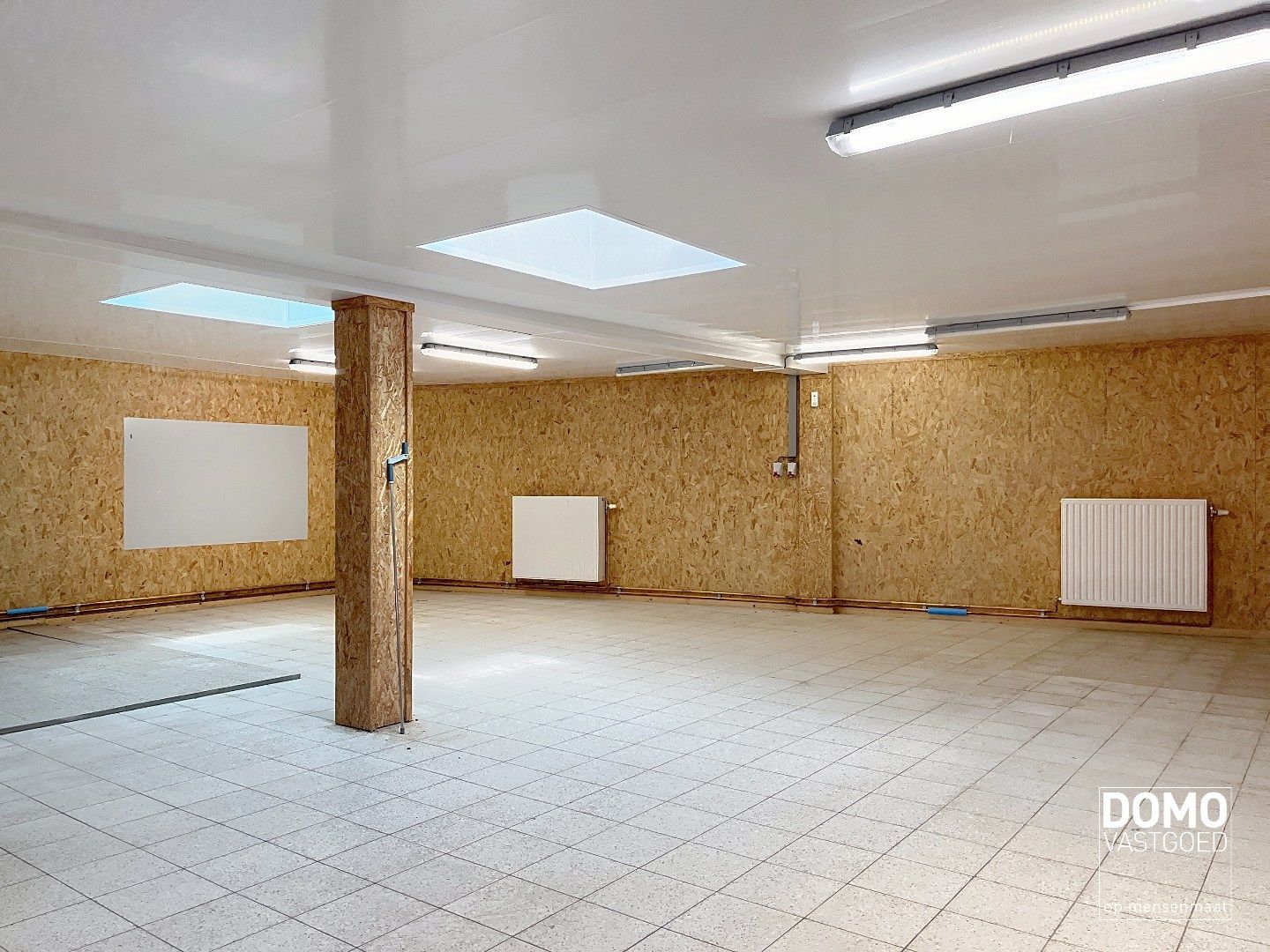Commercieel gelegen handelspand met inclusief bovenliggend appartement te Kermt. foto 11
