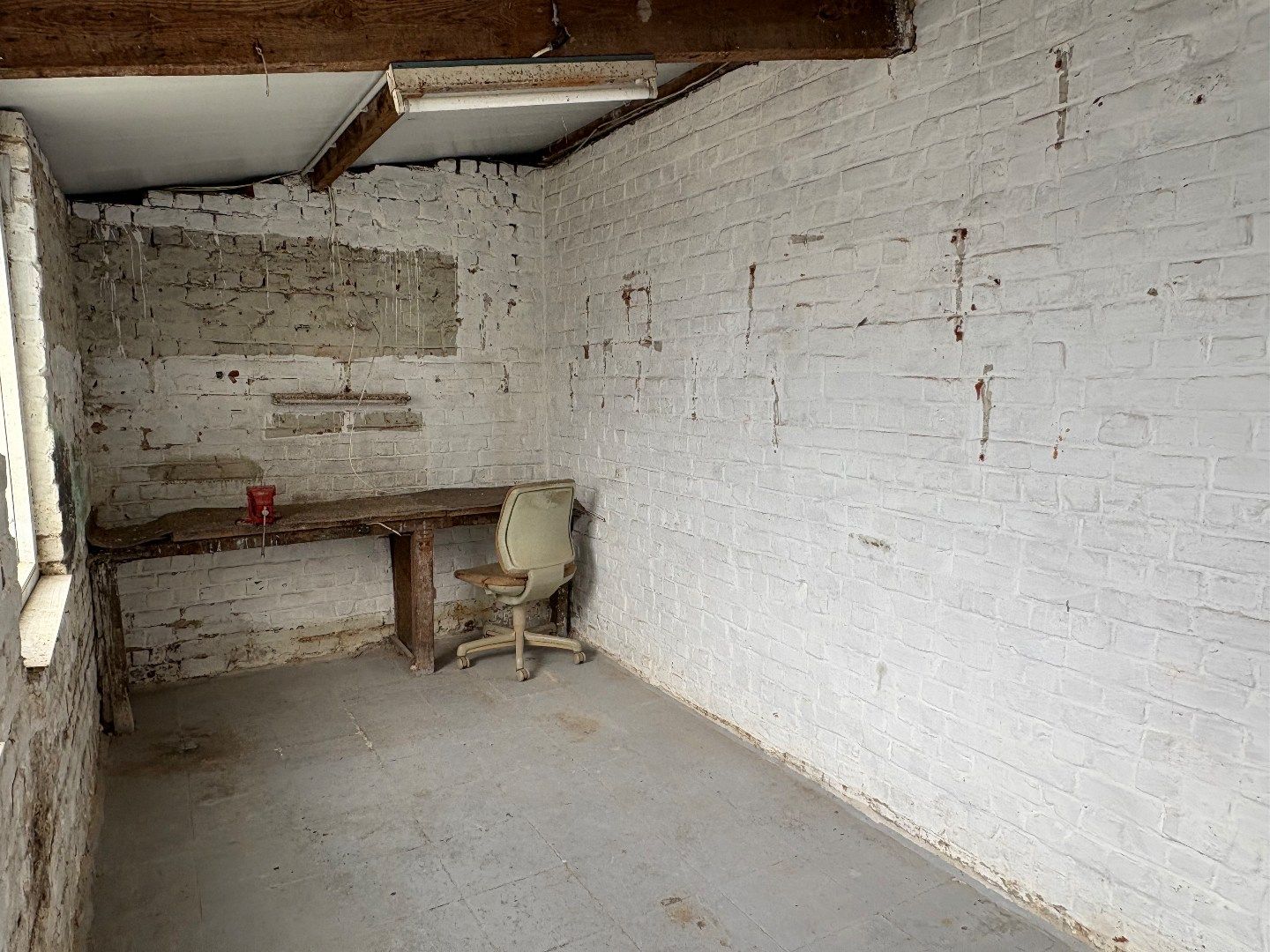 Te renoveren woning met 4 slaapkamers, tuin, uitweg en garage te koop in Harelbeke foto 11