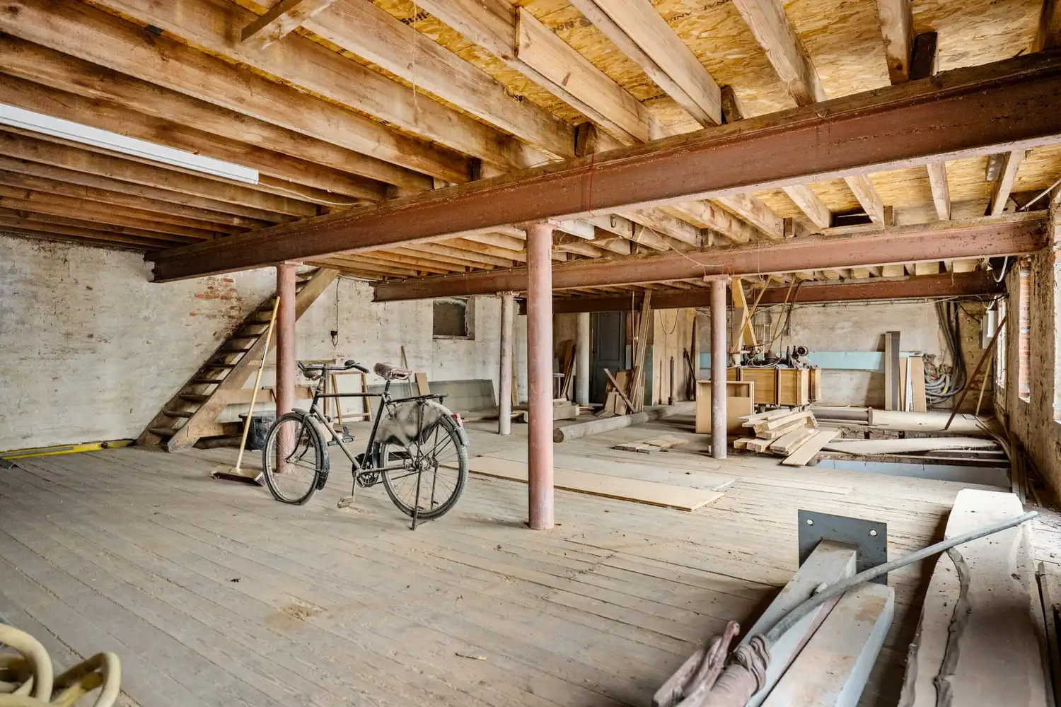 Zonevreemde woning met magazijn te Putte foto 25