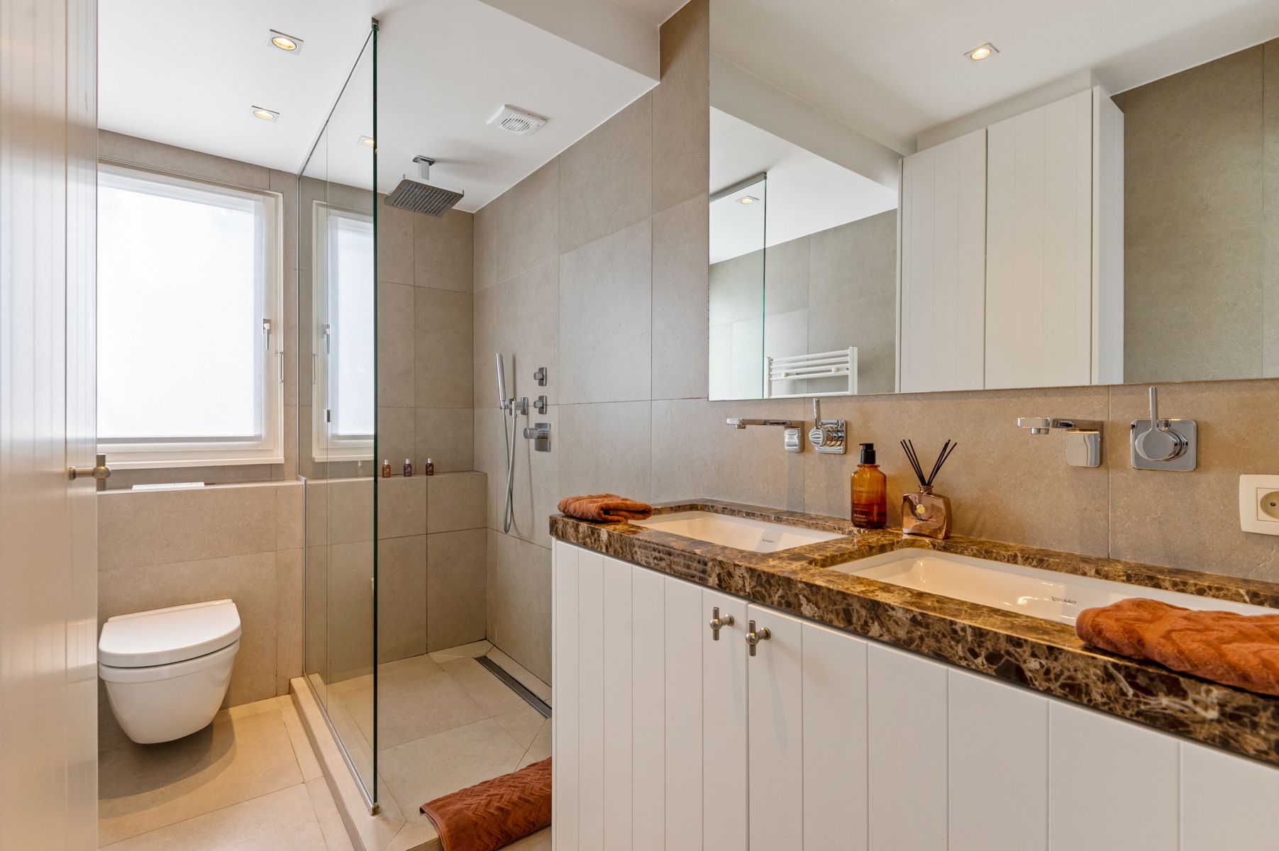 Hedendaags gerenoveerde woning vlakbij het centrum. foto 15