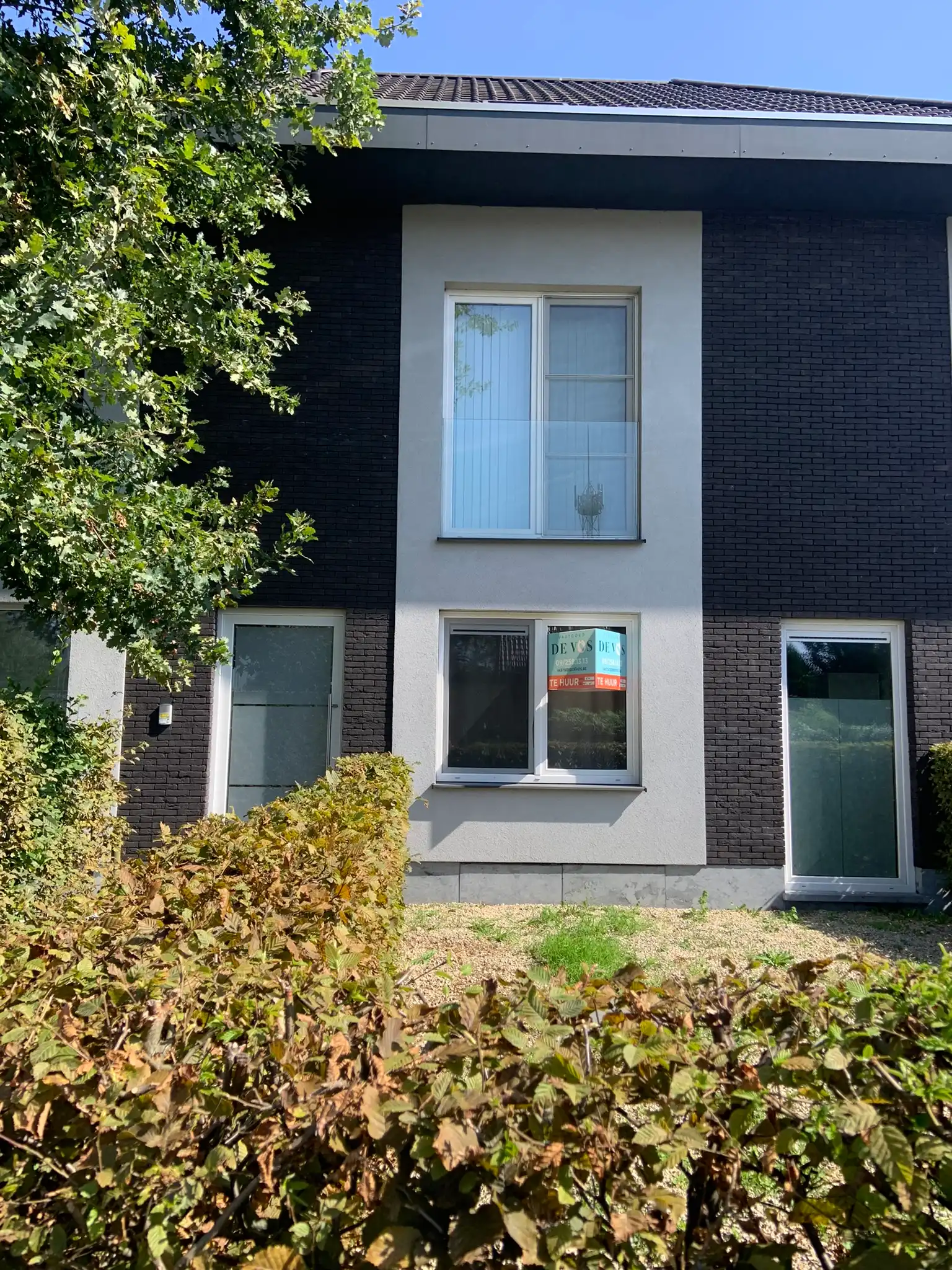 Gelijkvloers tweeslaapkamer-appartement te Wondelgem. foto {{pictureIndex}}