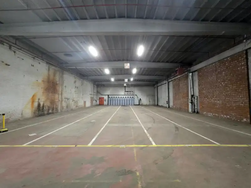 Magazijn met kantoren te huur foto 4