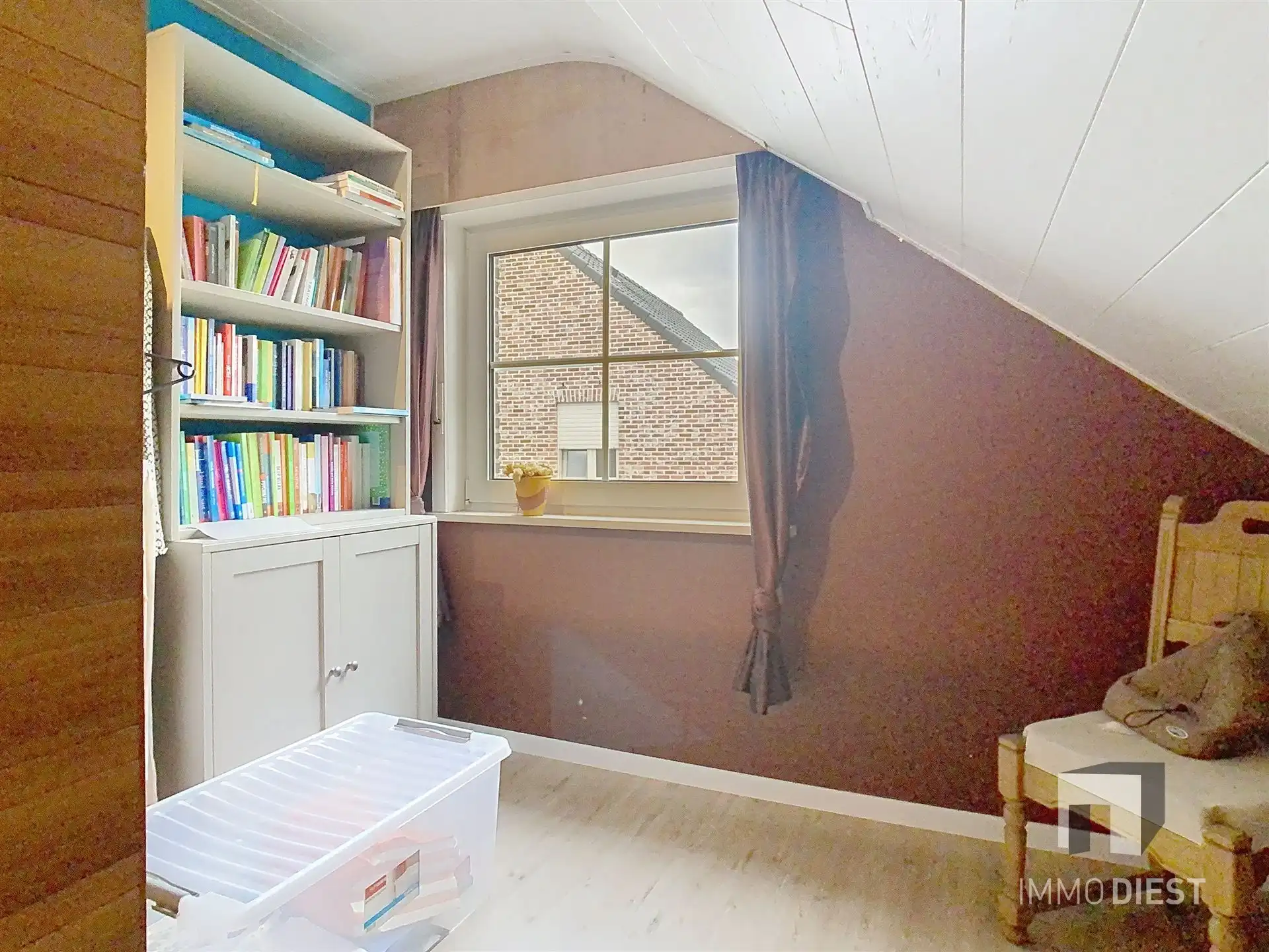 Energiezuinige en prima onderhouden gezinswoning met 4/5 slaapkamers en zwembad op 10 are. foto 30