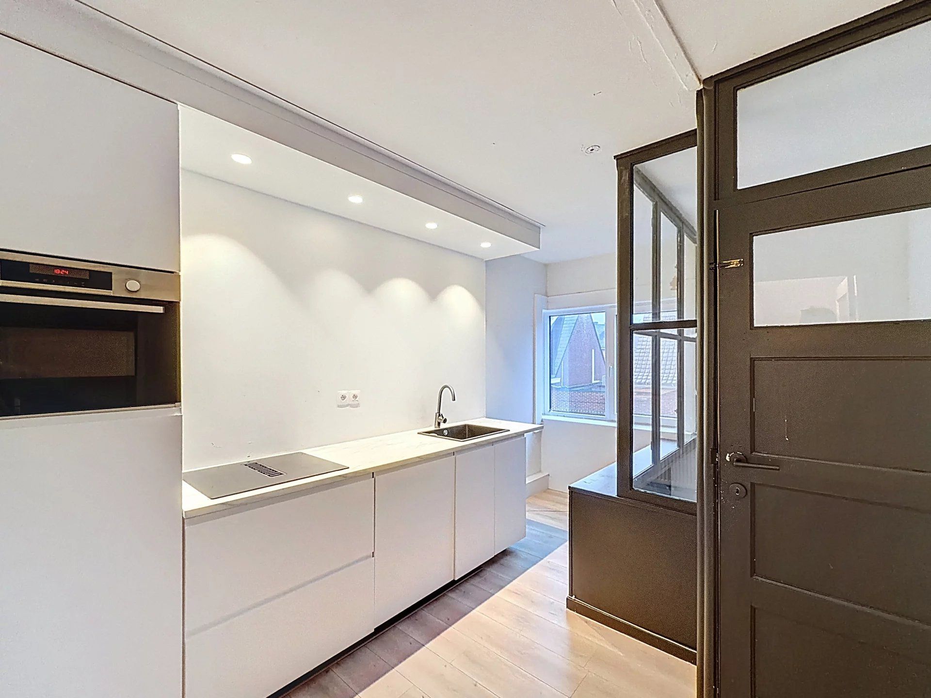 Praktijkruimte met verschillende mogelijkheden voorzien van keuken en badkamer nabij het centrum van Mol. foto 5