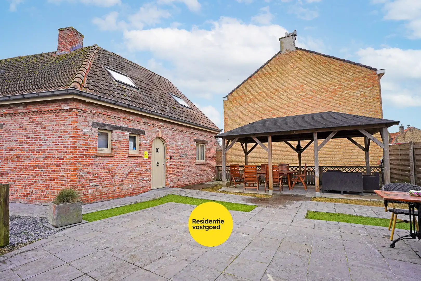 Instapklare halfopen bebouwing (2009) te Ramskapelle op 244 m². foto {{pictureIndex}}