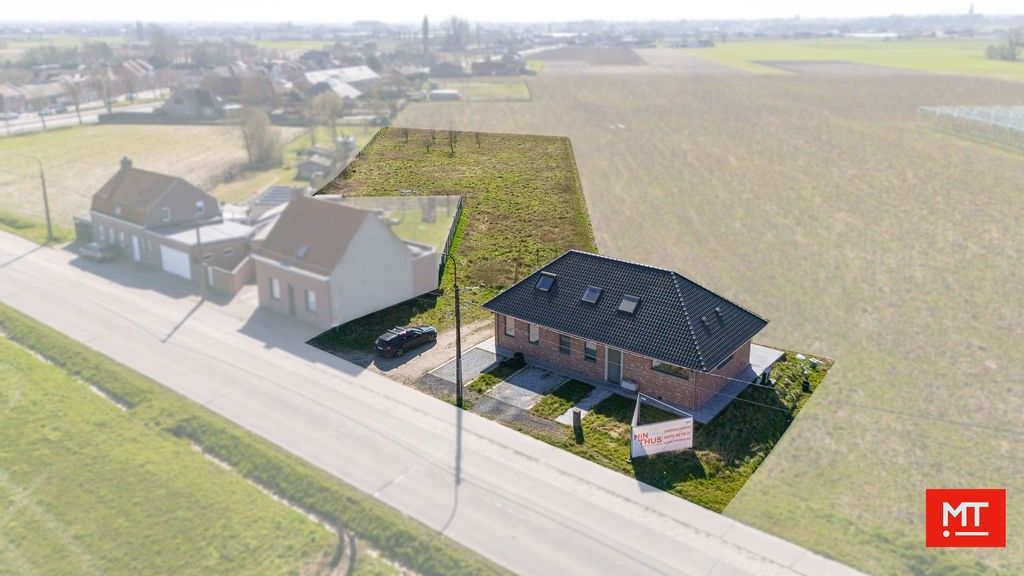 Alleenstaande woning met landelijk verzicht op 3.584 m² te koop in Ledegem foto {{pictureIndex}}