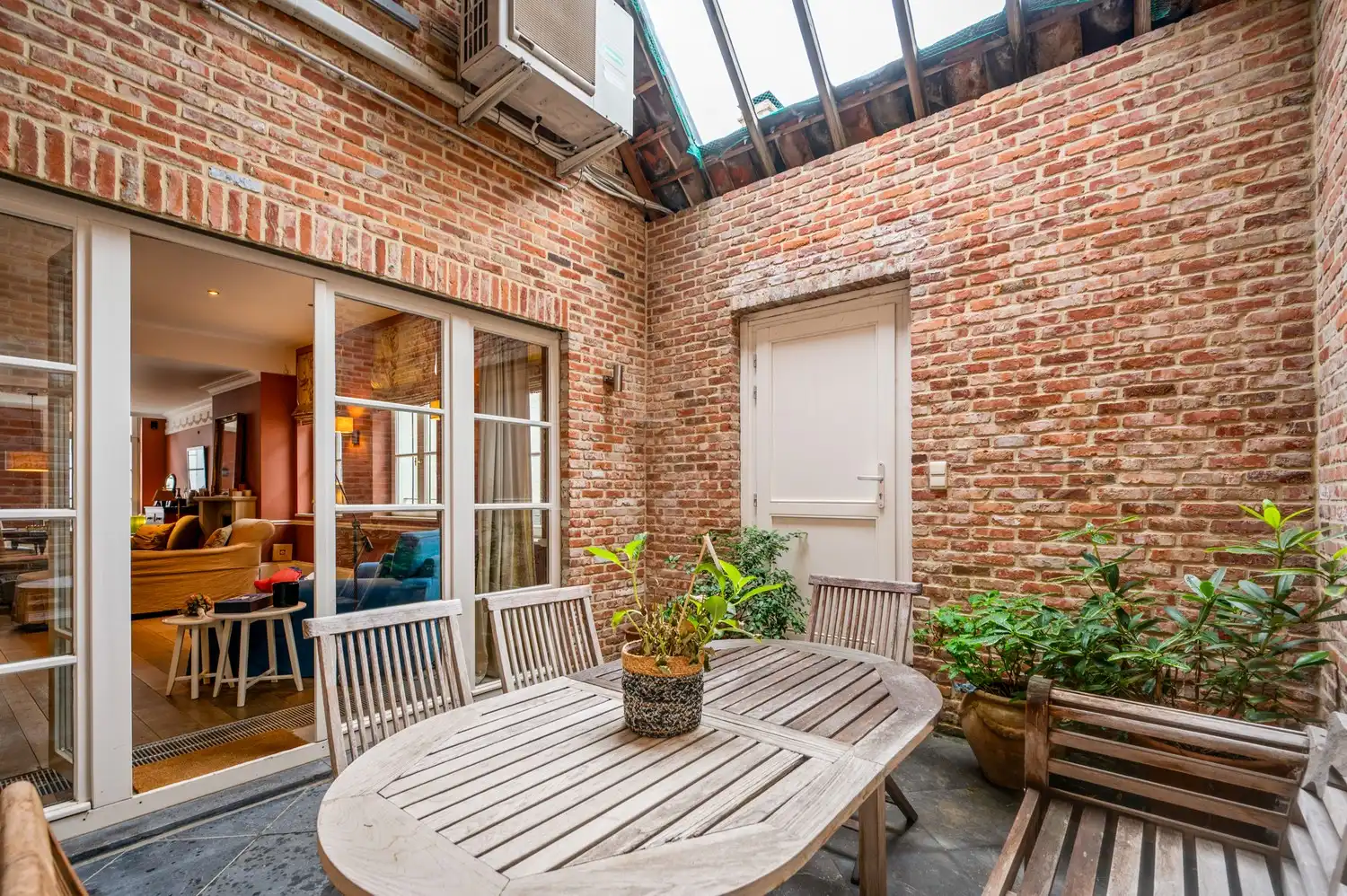 Charmante woning met 2 slaapkamers, 2 badkamers en een ruime woonkamer op toplocatie in centrum Lier foto 3