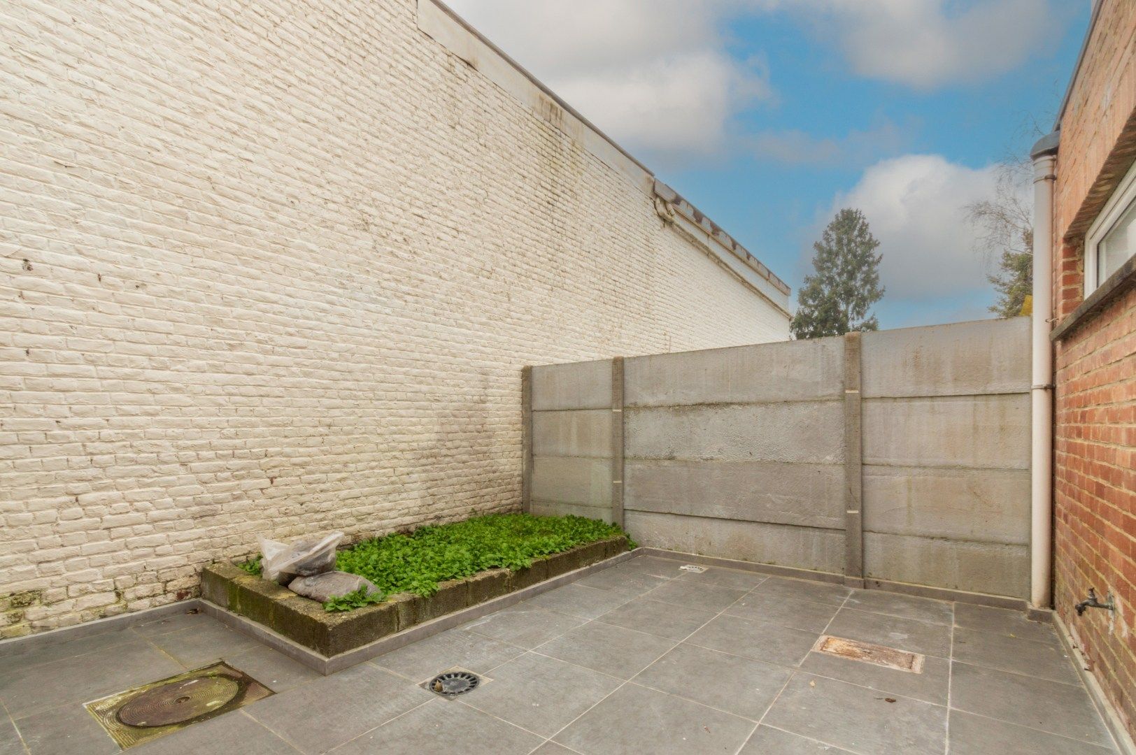 ZEER RUIME, VOLLEDIG GERENOVEERDE WONING ! foto 3