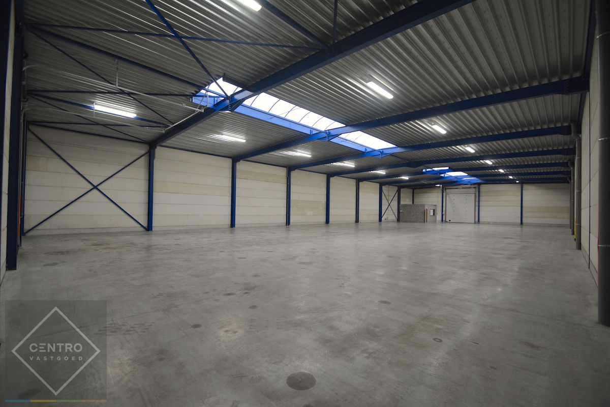 Instapklaar MAGAZIJN (980m2) met geïntegreerde KANTOORRUIMTE en toilet op ambachtelijke zone te Oostkamp foto 3