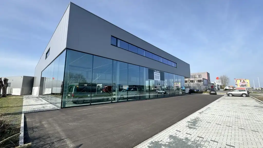 Nieuwbouw showroom met magazijn te huur aan A12 in Aartselaar foto {{pictureIndex}}