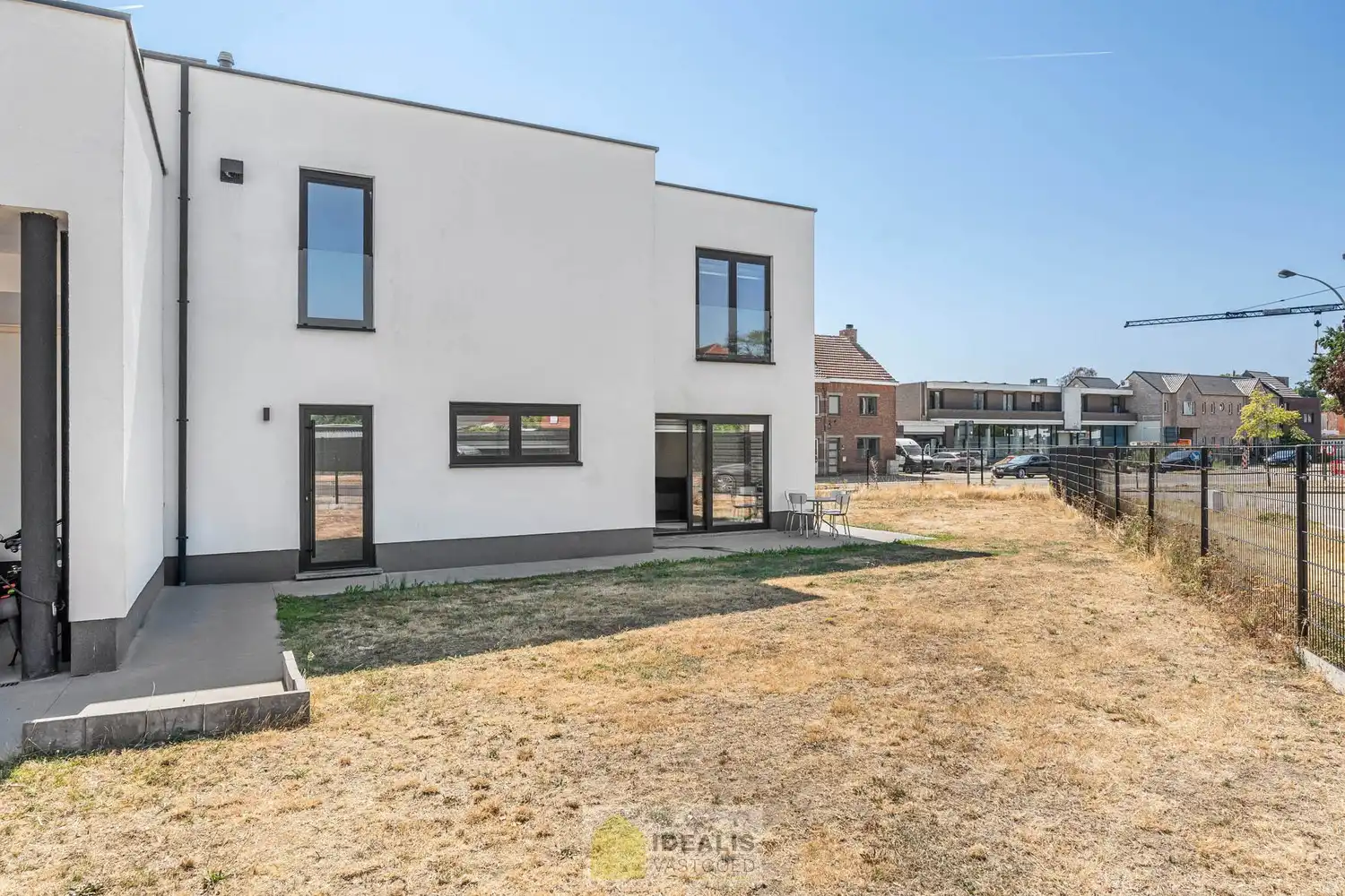 IDEALIS VASTGOED – AANGENAME INSTAPKLARE ÉÉNGEZINSWONING NABIJ HET CENTRUM VAN HEPPEN (LEOPOLDSBURG)! De woning omvat 141m² netto bewoonbare oppervlakte met een fijne leefruimte, 3 slaapkamers, eetkamer, dressing en badkamer!! Zeer geschikt voor kandidaten op zoek naar een instapklare woning met een vlotte bereikbaarheid van woonkernen als Heppen, Leopoldsburg, Beringen en Ham, tevens een vlotte verbinding naar autosnelweg E314! foto 4