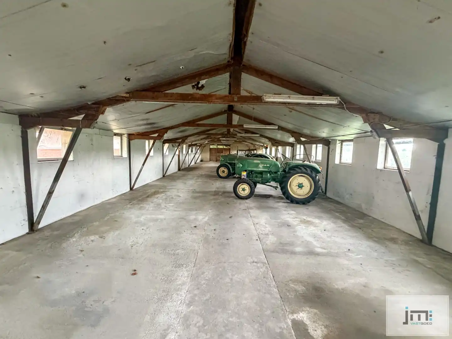 Woning met grote stallen foto 15