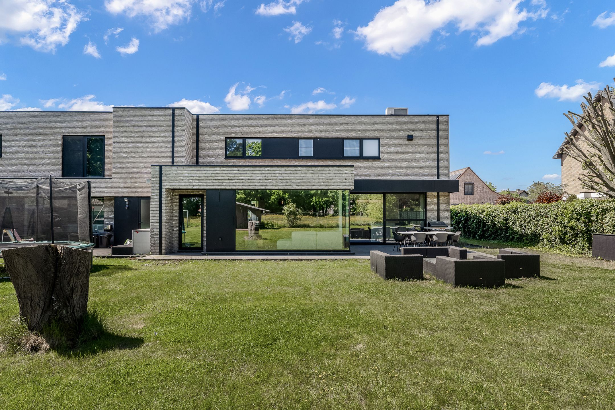 Strakke architectuur en moderne luxe in Diepenbeek foto 33