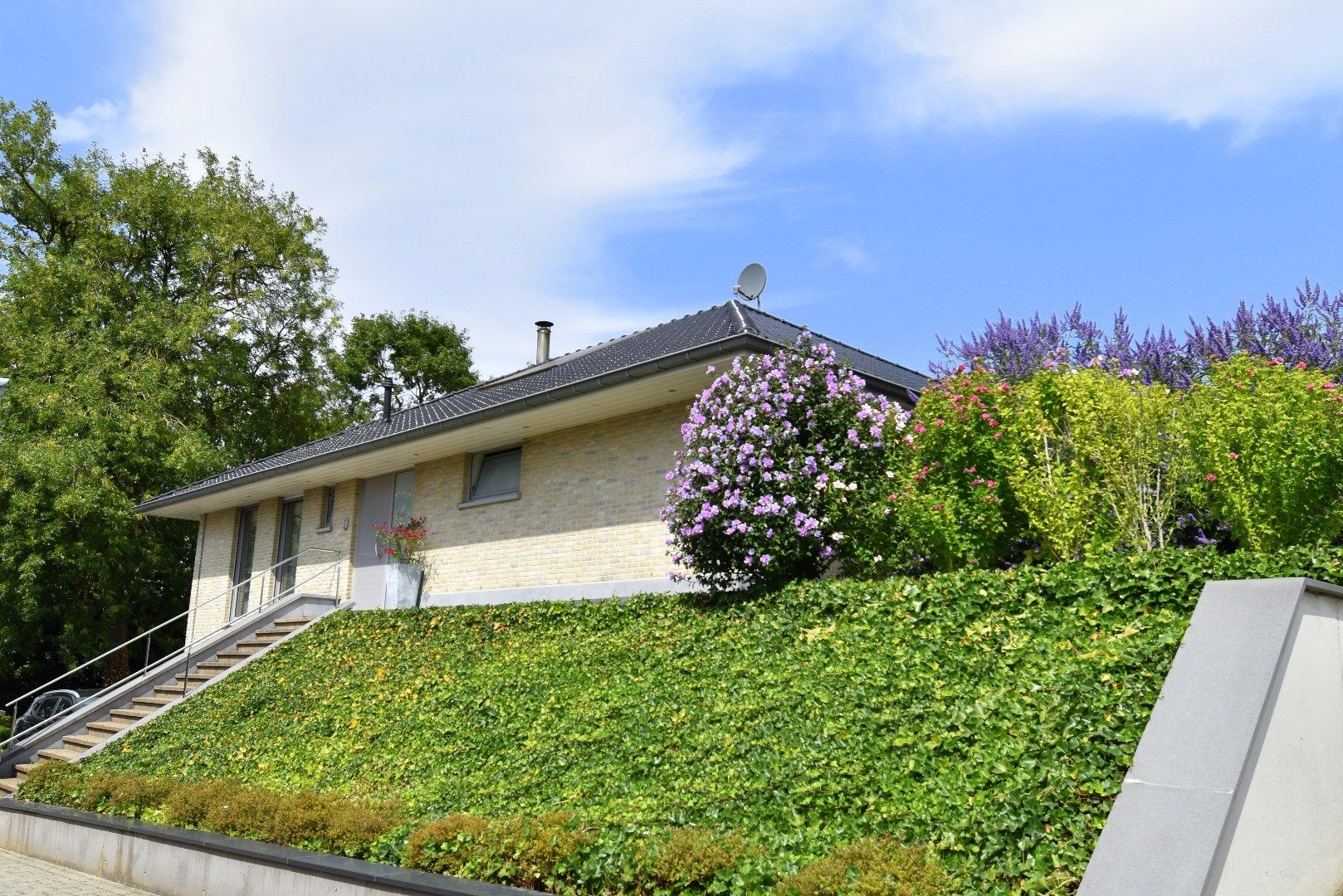 Instapklare woning met 2 slaapkamers, dubbele garage en tuin te koop in Kaster foto 17