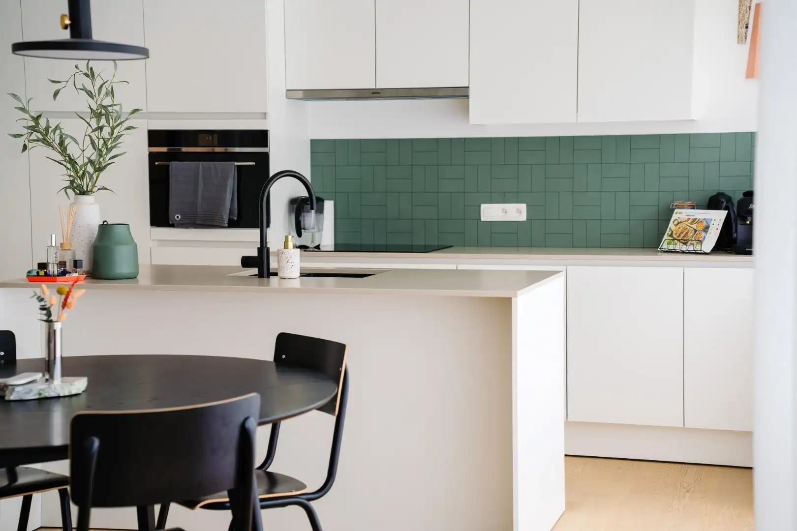 SCHITTEREND VERNIEUWD 3 SLPK APP MET TERRAS OP CENTRALE LIGGING foto 17