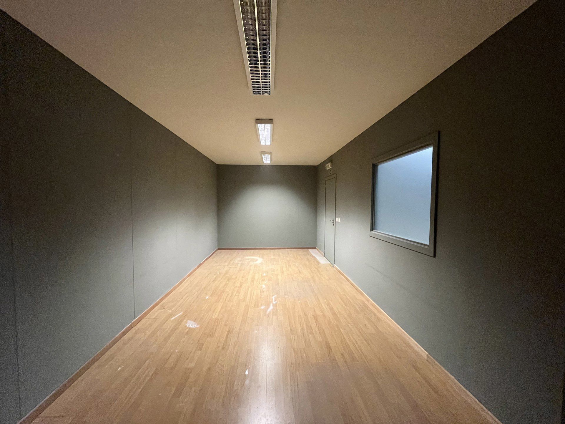 CENTRAAL GELEGEN MAGAZIJN VAN 750M² foto 6