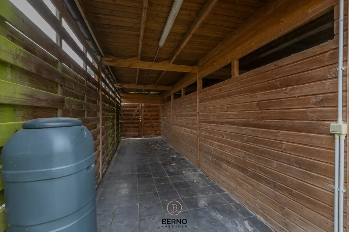 Building met praktijkruimte en 2 appartementen op commerciële locatie foto 27