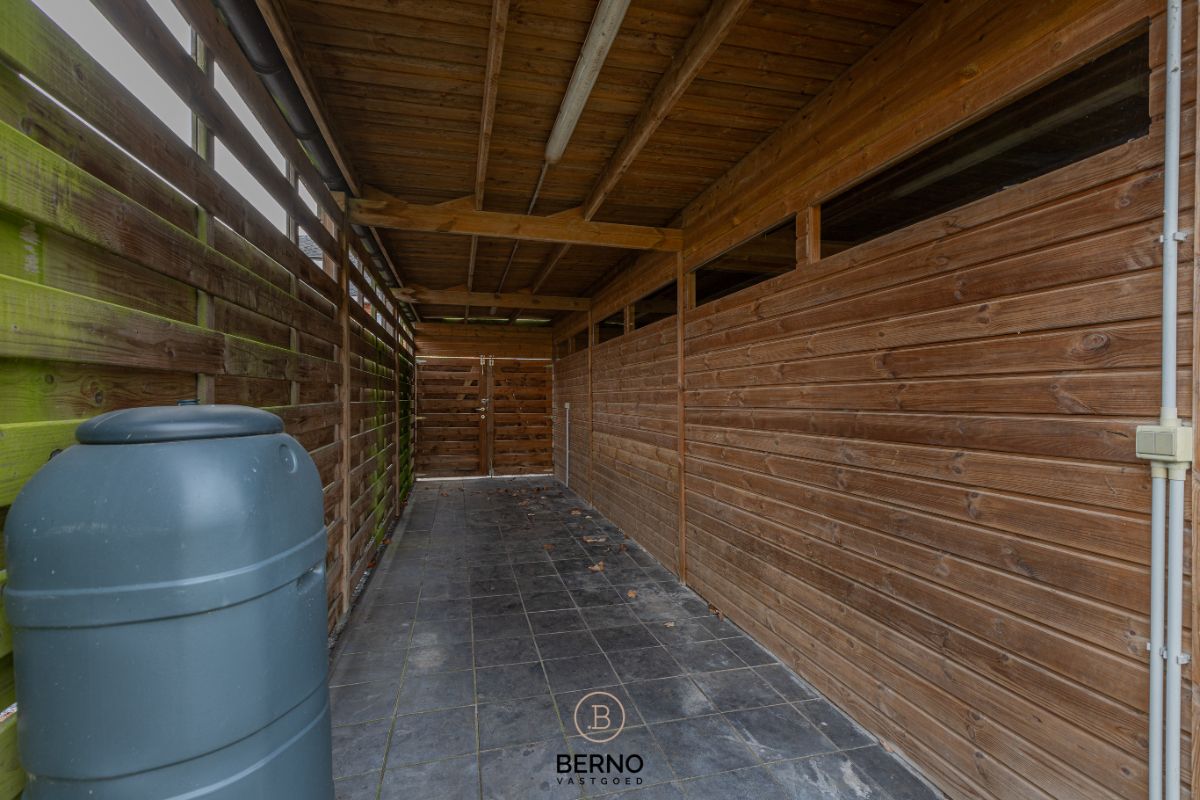 Building met praktijkruimte en 2 appartementen op commerciële locatie foto 27