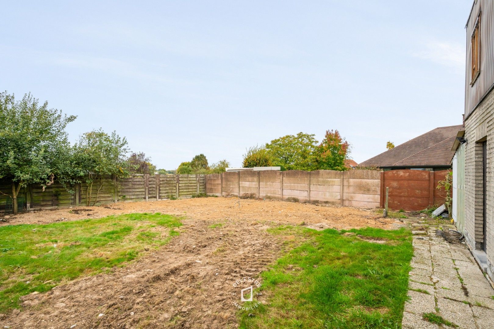 RUSTIG GELEGEN HALFOPEN MET TUIN EN GARAGE foto 26