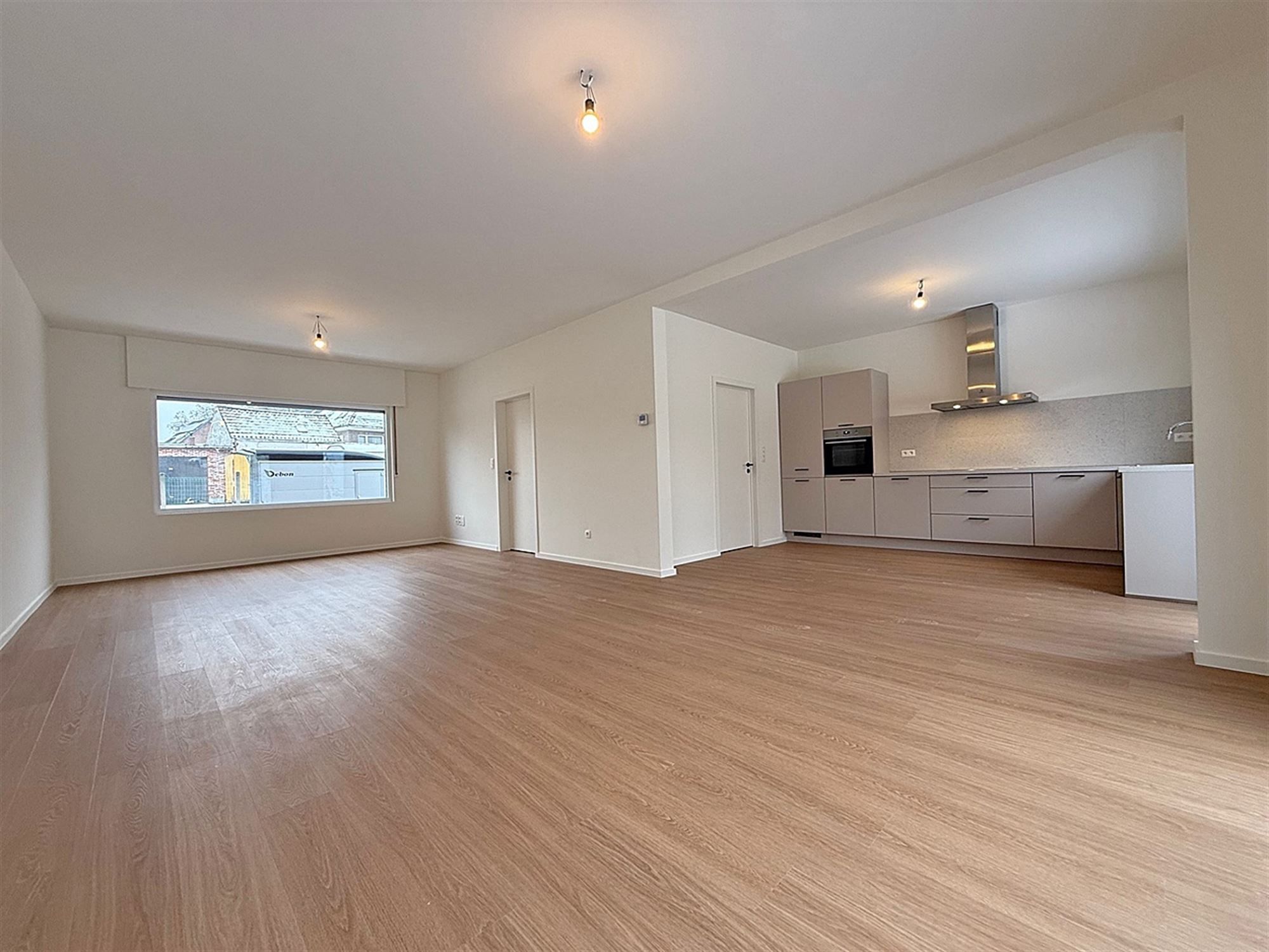 INSTAPKLARE gerenoveerde WONING met 3 slpks, badk., garage & tuintje/terras. foto {{pictureIndex}}