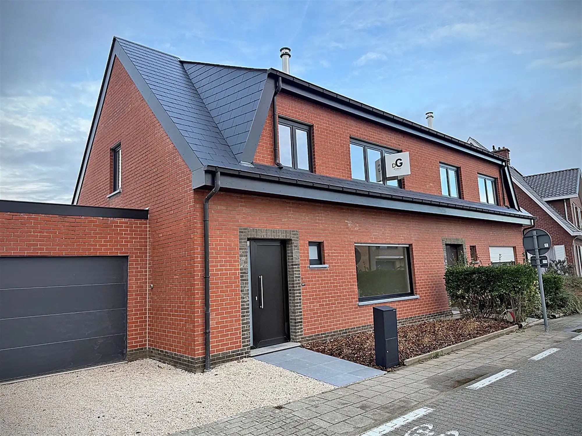 INSTAPKLARE gerenoveerde WONING met 3 slpks, badk., garage & tuintje/terras. foto {{pictureIndex}}
