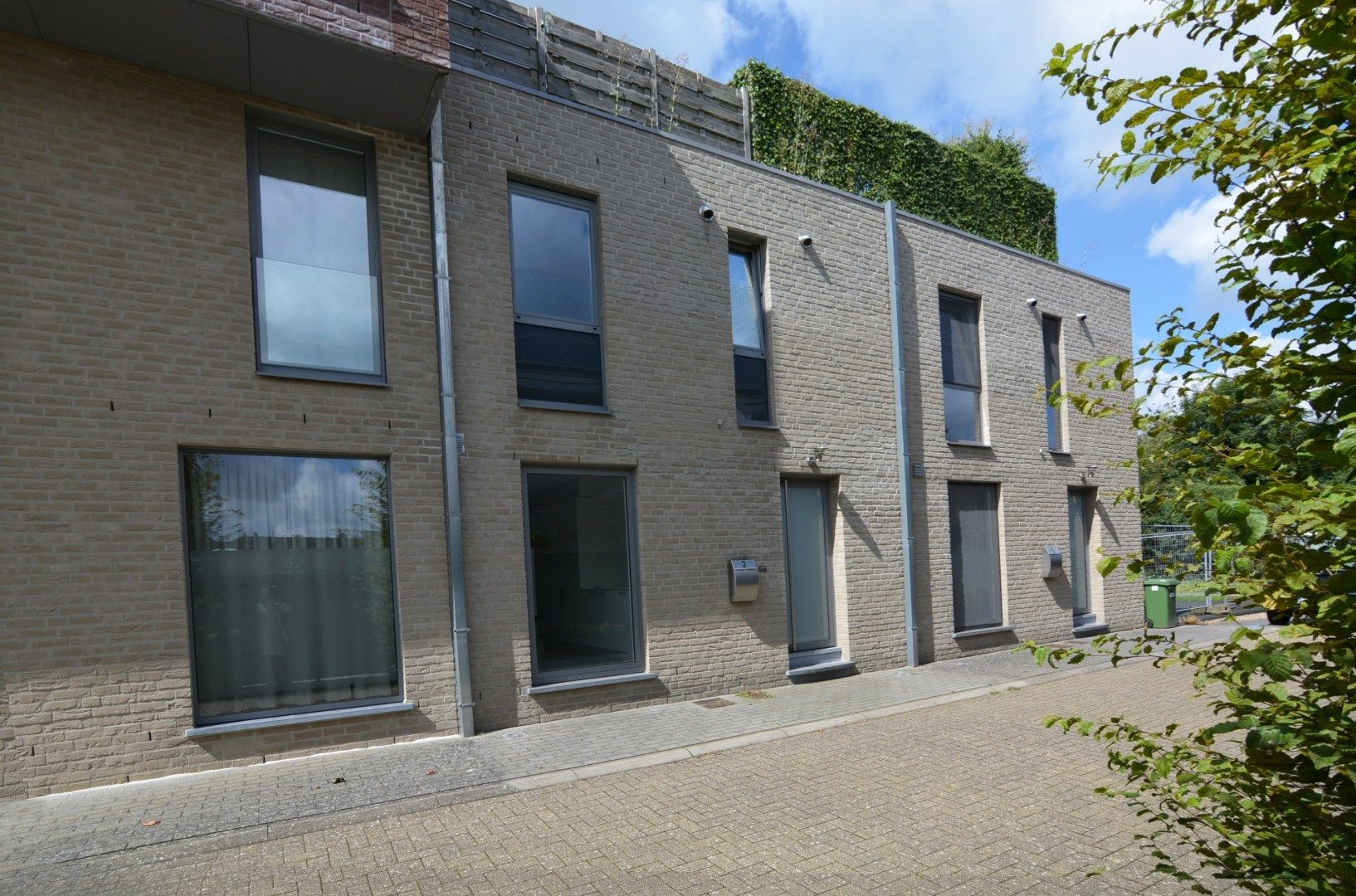 Ruim, energiezuinig appartement (151 m²) met 3 slpk, terras, tuin en dubbele parking. foto 2