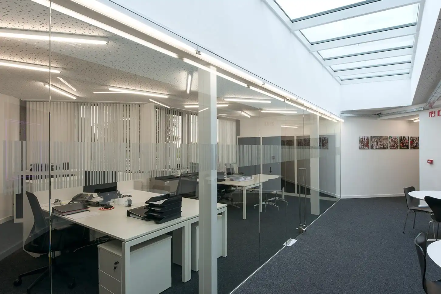 Perfect uitgerust kantoor (22 m²) met parking en alle faciliteiten inclusief, Torhout. foto {{pictureIndex}}