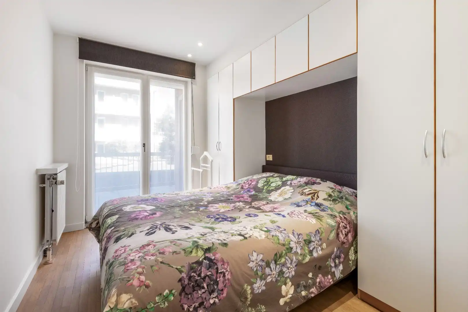 Aangenaam appartement met groot zonneterras gelegen in een rustige zijstraat van de Dumortierlaan. Parking mogelijk. foto 19