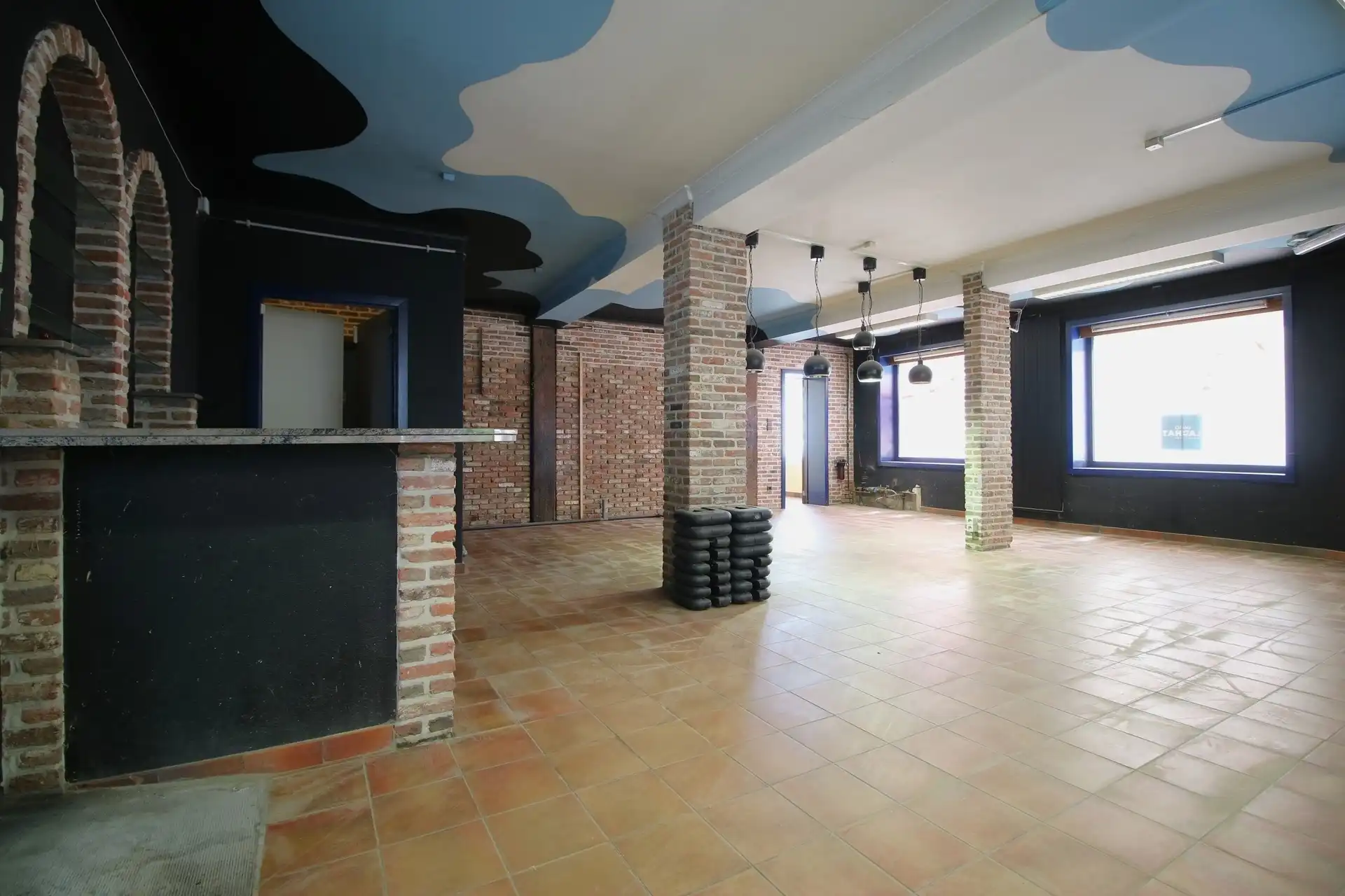 Ruim te renoveren handelspand met woning foto 8