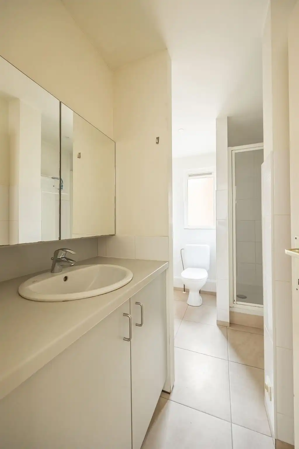 Instapklaar gelijkvloers appartement met gezellige koer foto 14