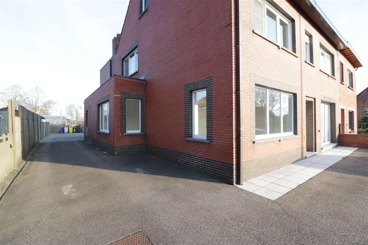 Woning met 2 slpk, terras, autostaanplaats onder de carport foto 26