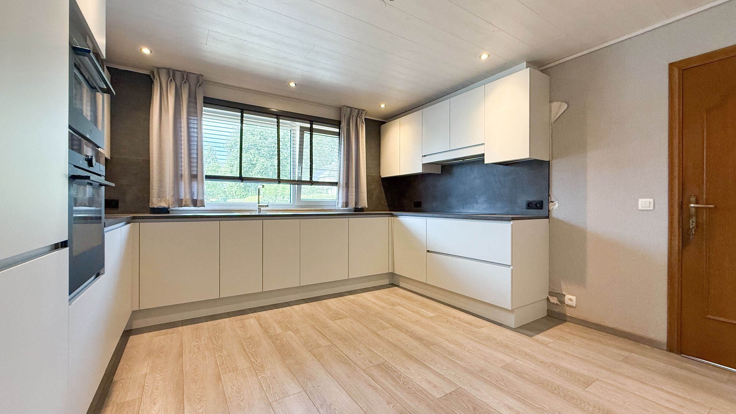 Instapklare gezinswoning met 4 slpks en mooie verzorgde tuin foto 7