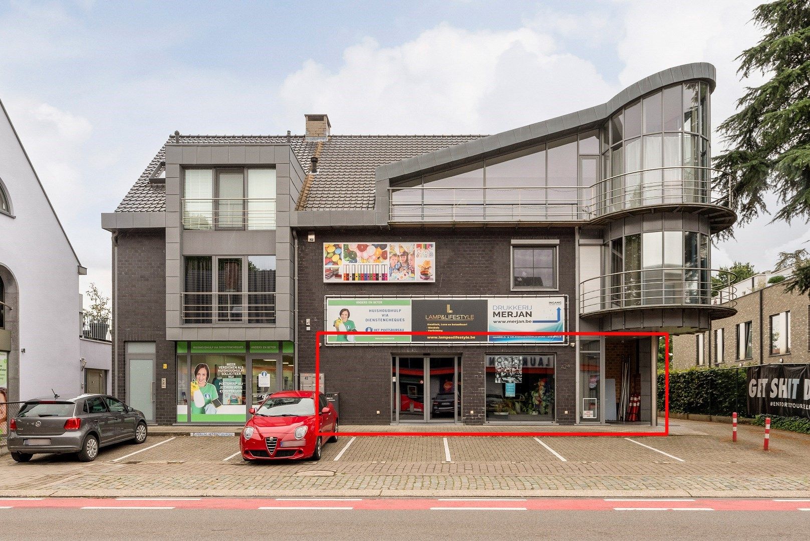 Kantoor-/Winkelruimte 467m² op 749m² grond. foto 1