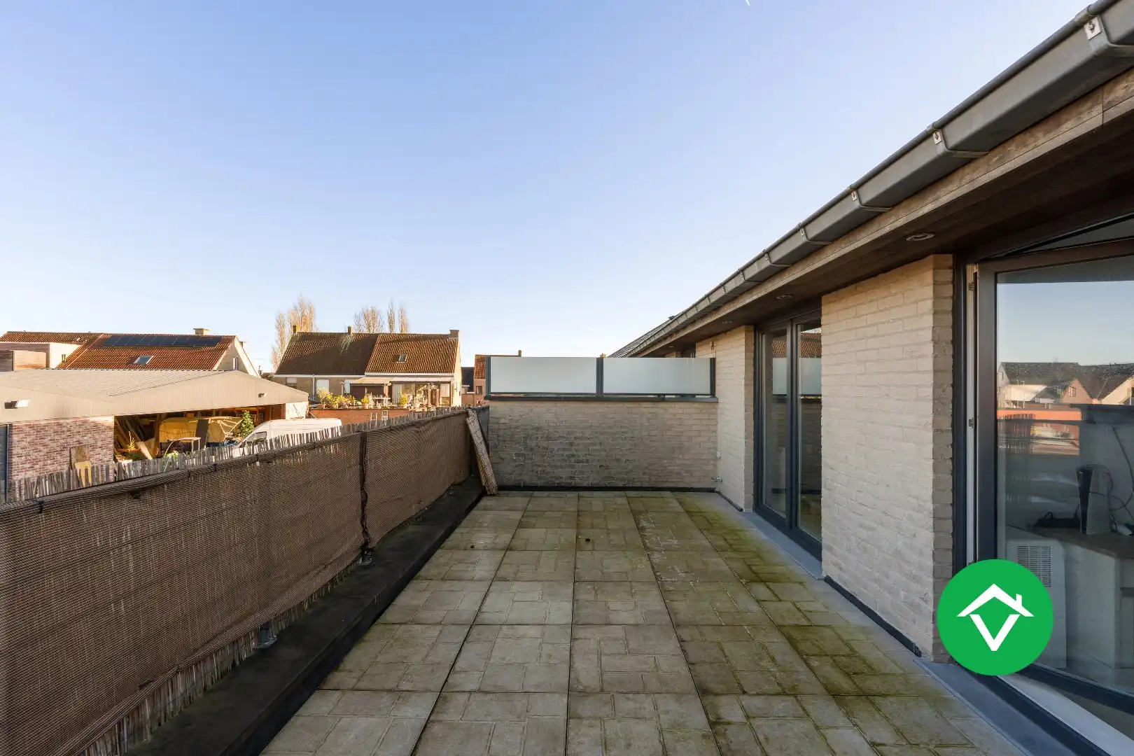 Instapklare nieuwbouwwoning met 5 slaapkamers en zonneterrassen op topligging in Eernegem foto 18