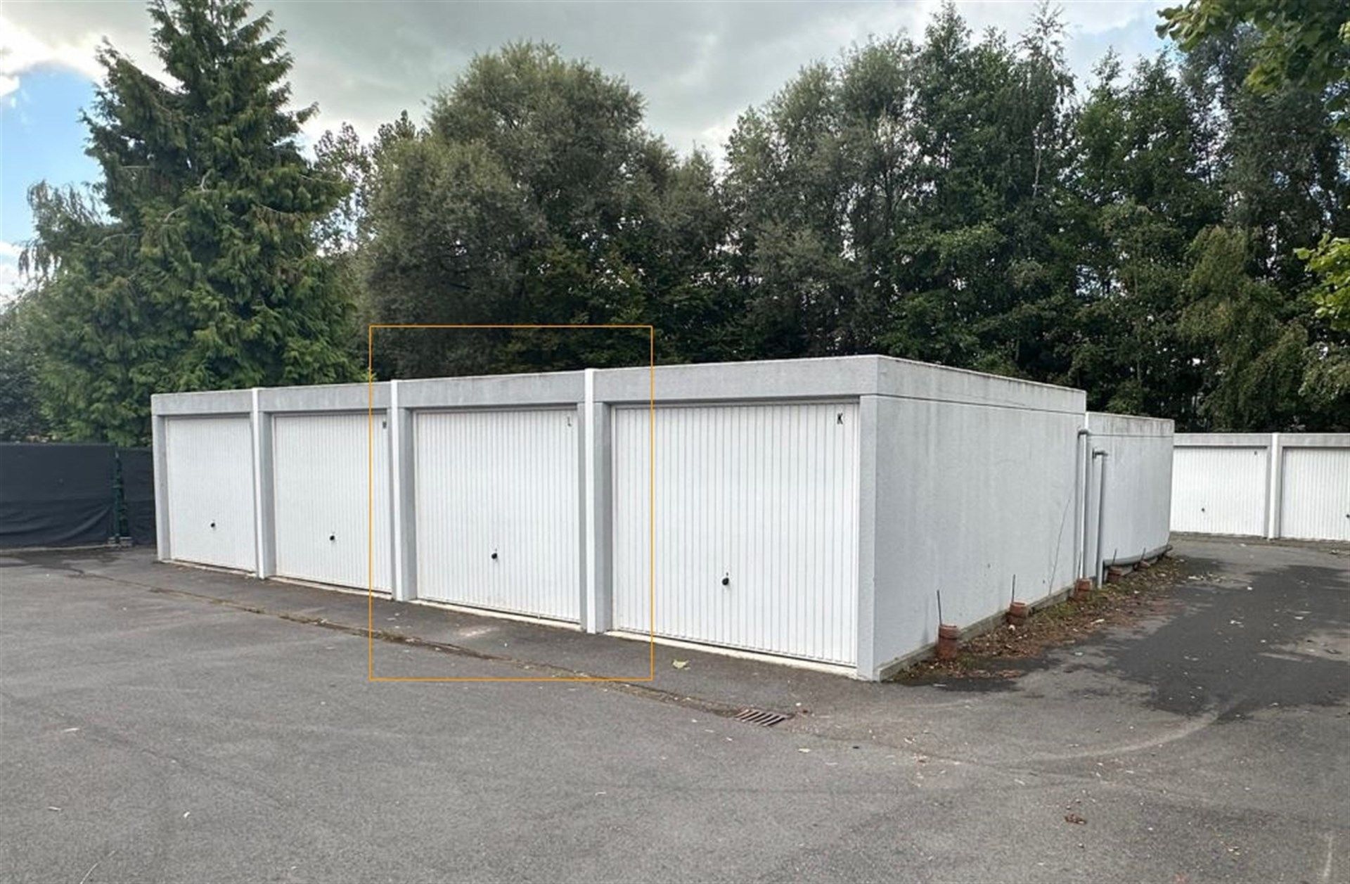 Afgesloten garage te Aalst foto {{pictureIndex}}