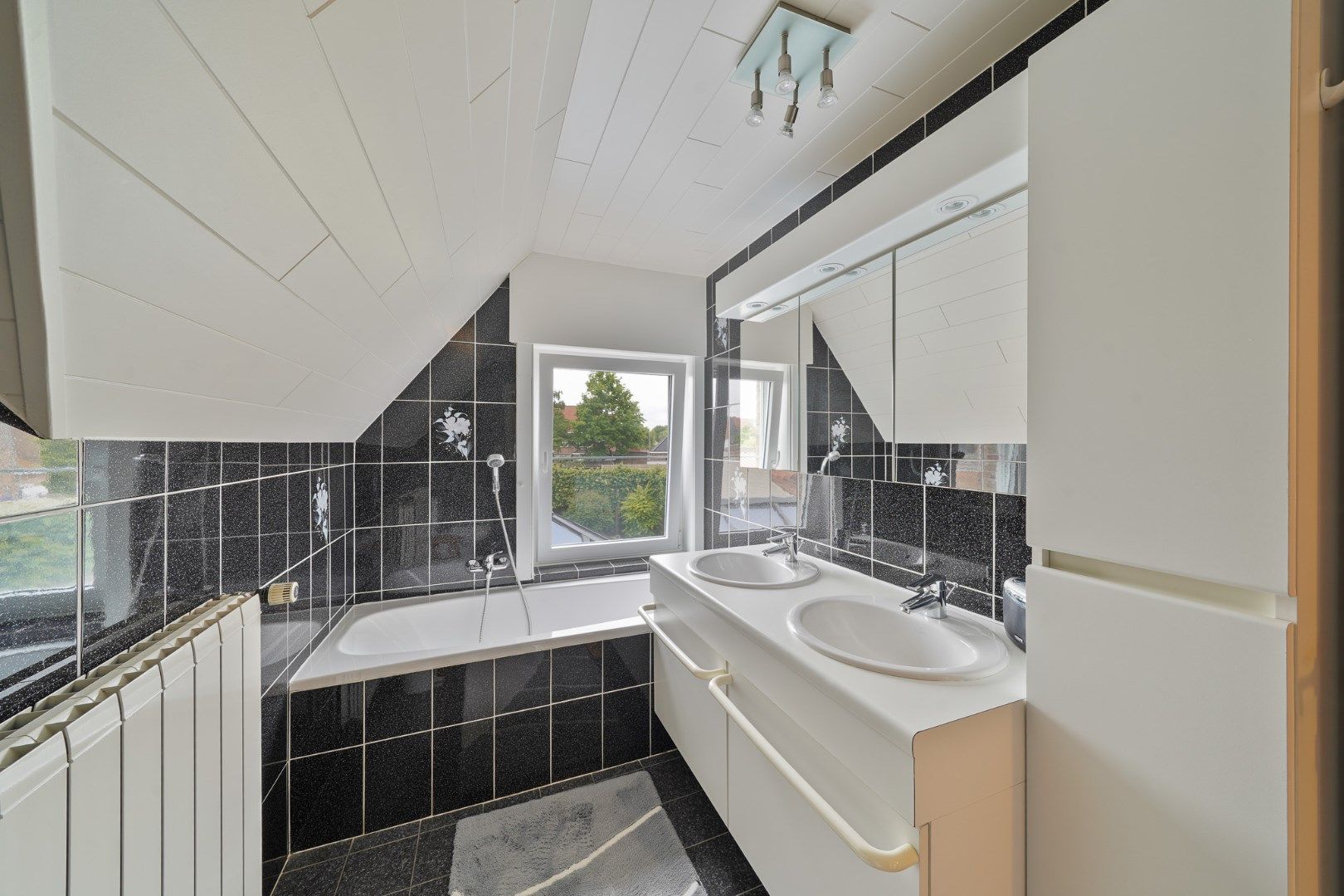 Instapklare, uitstekend onderhouden woning in hartje Oudenburg. foto 18