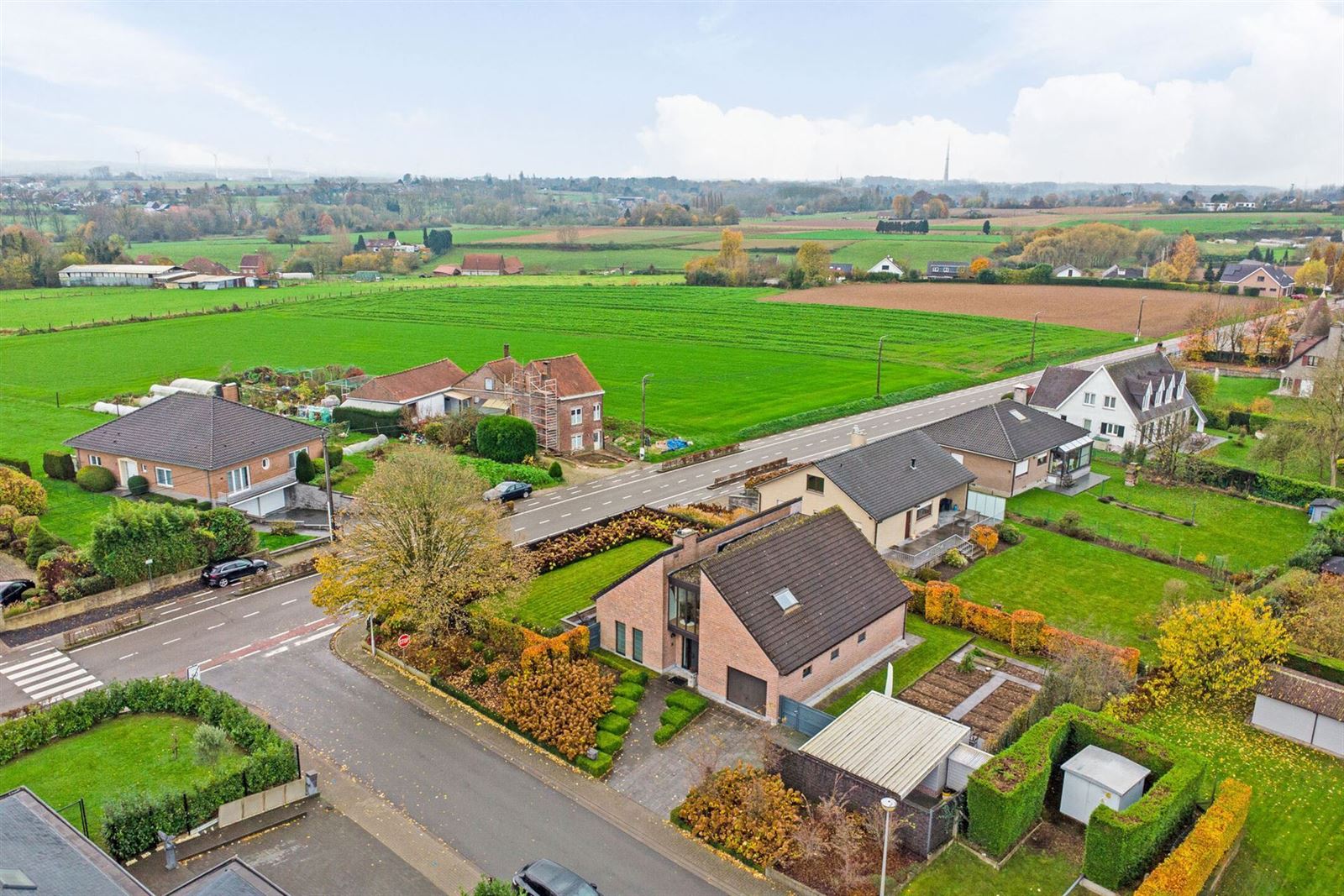 Zeer ruime (334m²) en energiezuinige villa met 4 slaapkamers, tuin en garage foto {{pictureIndex}}